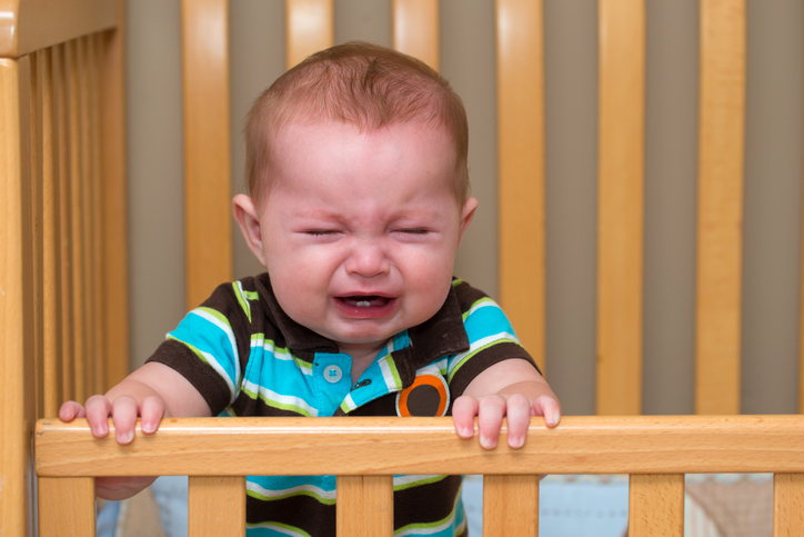 bambino piange nel lettino