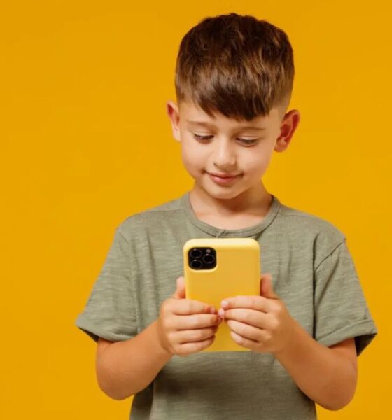 bambino con smartphone