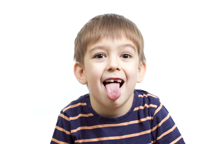 Lingua con macchie rosse nei bambini: le possibili cause