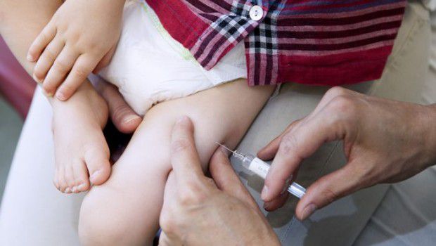 Vaccino se il bambino ha la febbre: si può fare?