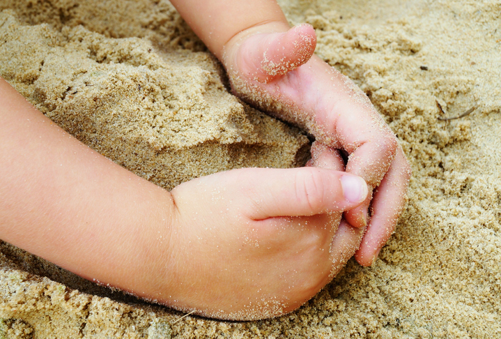 Perchè i bambini mangiano la sabbia?