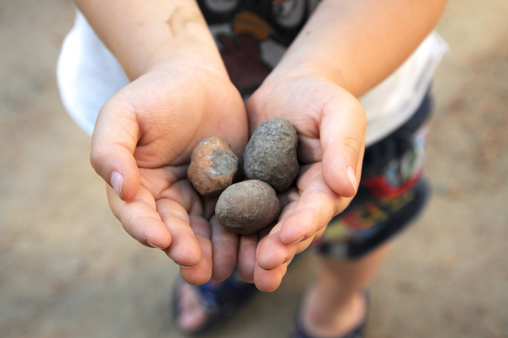 Gioco delle cinque pietre, le regole da insegnare ai bambini