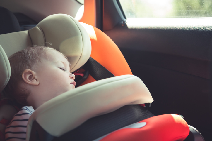 Padre lascia la figlia neonata in auto sotto il sole, denunciato