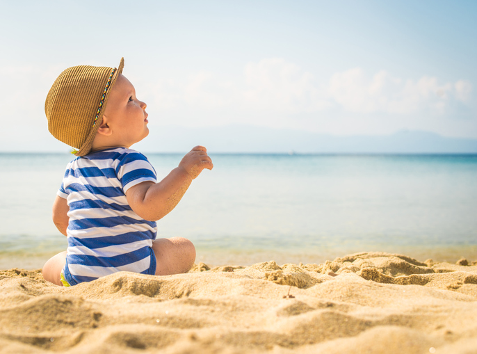 Come portare un neonato in spiaggia, i consigli utili