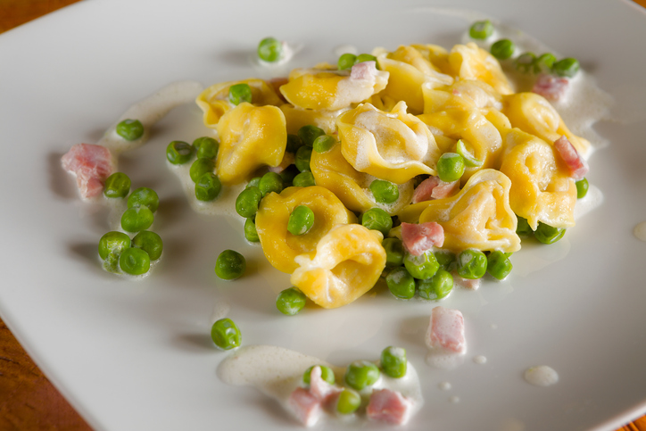 Tortellini panna, prosciutto e piselli