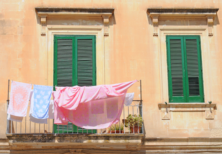 Bambina si cala dal balcone con delle lenzuola ma precipita