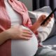 donna gravidanza pancia uso telefono cellulare smartphone