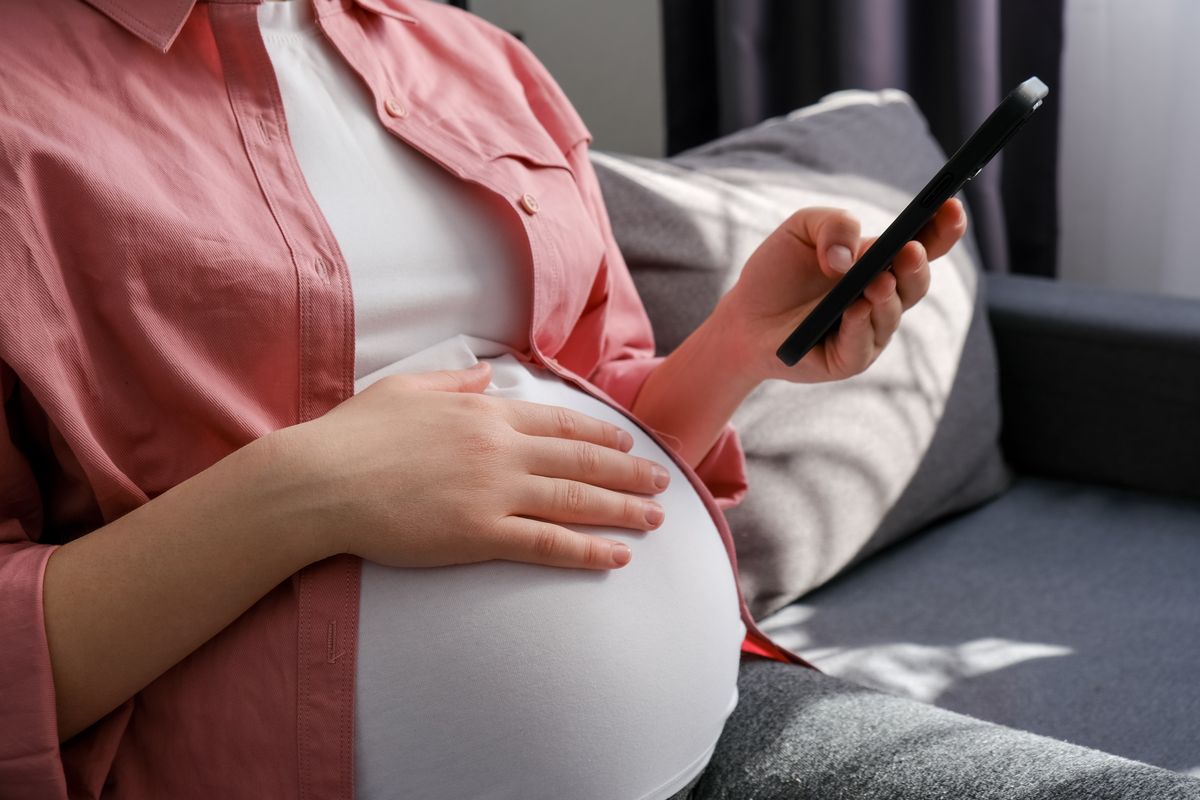 donna gravidanza pancia uso telefono cellulare smartphone