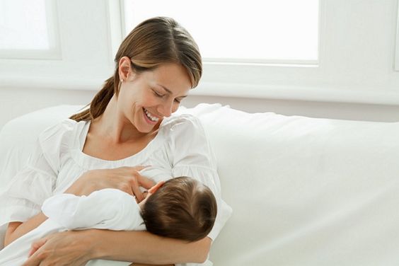 Latte materno: gli alimenti che ne alterano il sapore