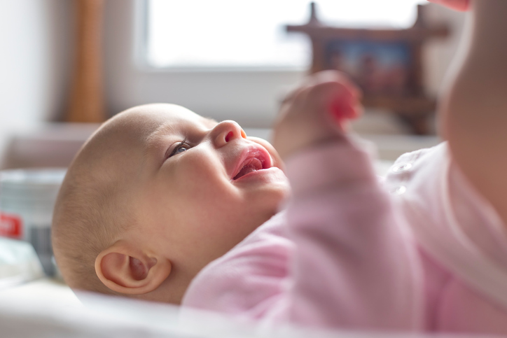 Come si cambiano i pannolini a una neonata femmina (VIDEO)