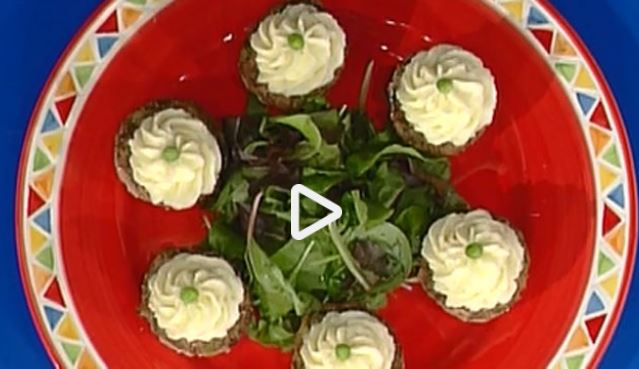 Ricette per bambini: cupcake di carne con zucchine e piselli, il video