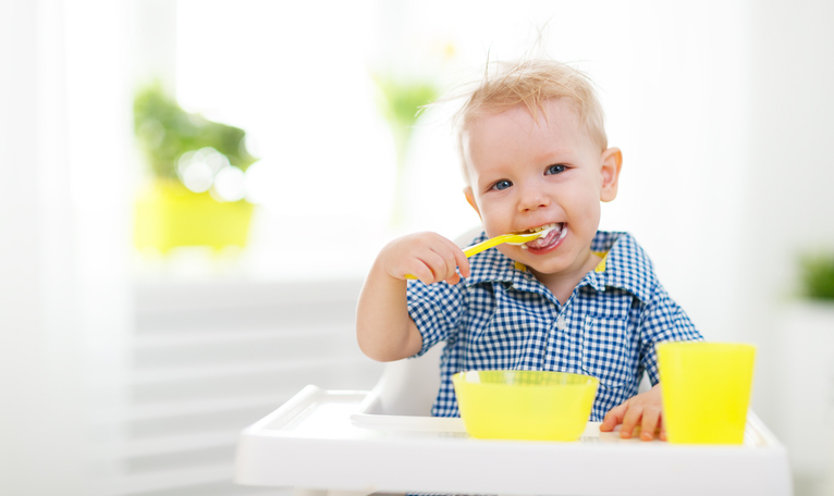 bambino mangia da solo