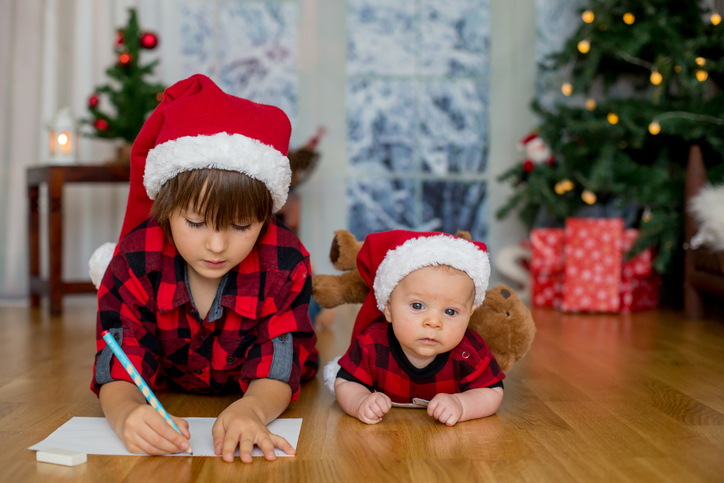bambini con lettera per Babbo Natale