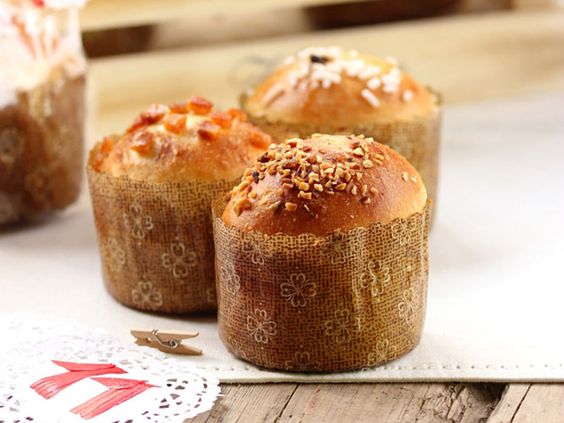 Mini panettoni glassati al cioccolato bianco con crema all'uovo: la video ricetta per i bambini