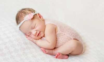 neonato bambina dorme