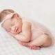 neonato bambina dorme