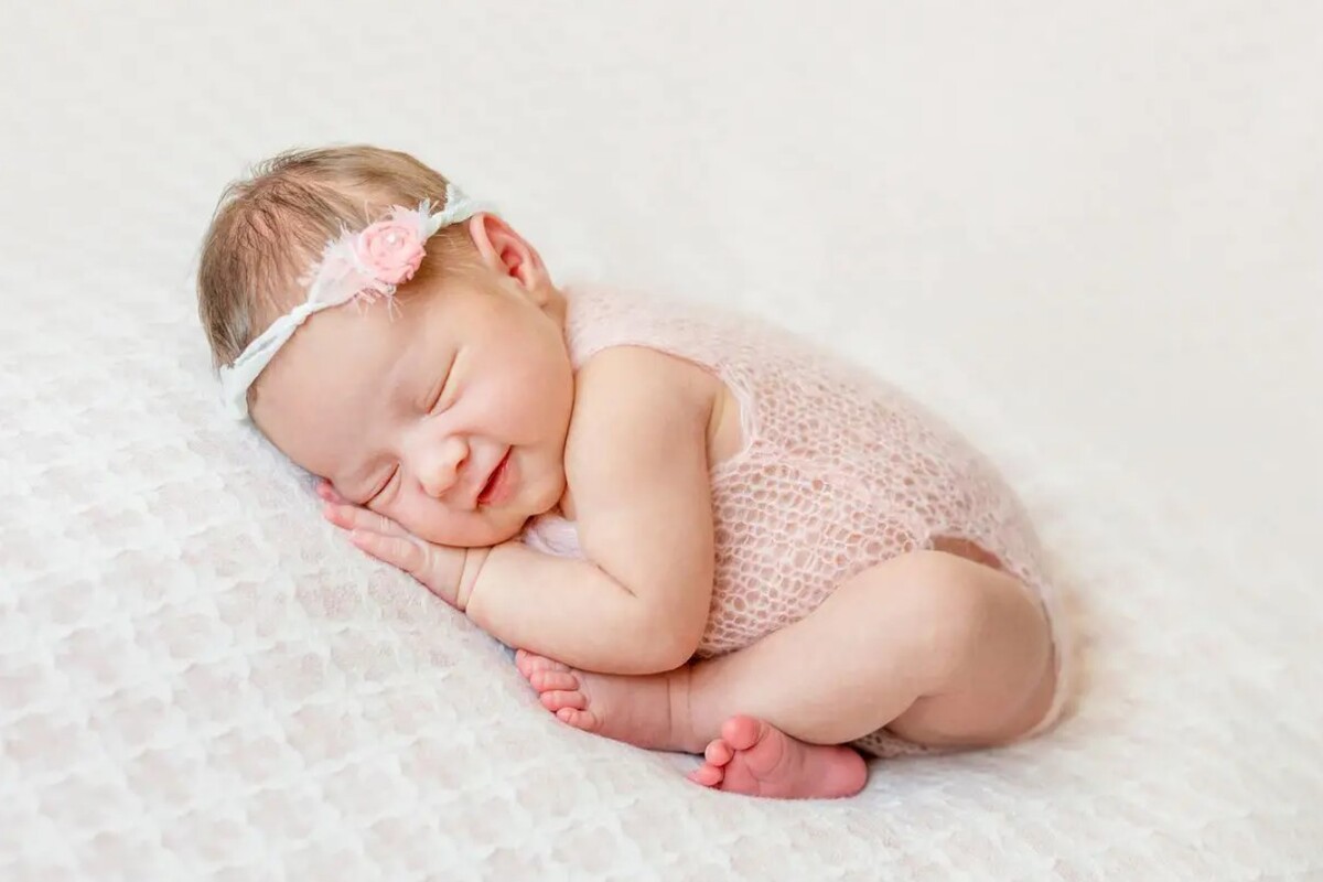 neonato bambina dorme