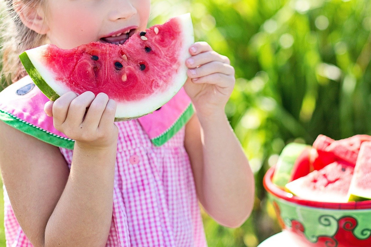 Cosa far mangiare ai bambini in estate, i consigli contro il caldo