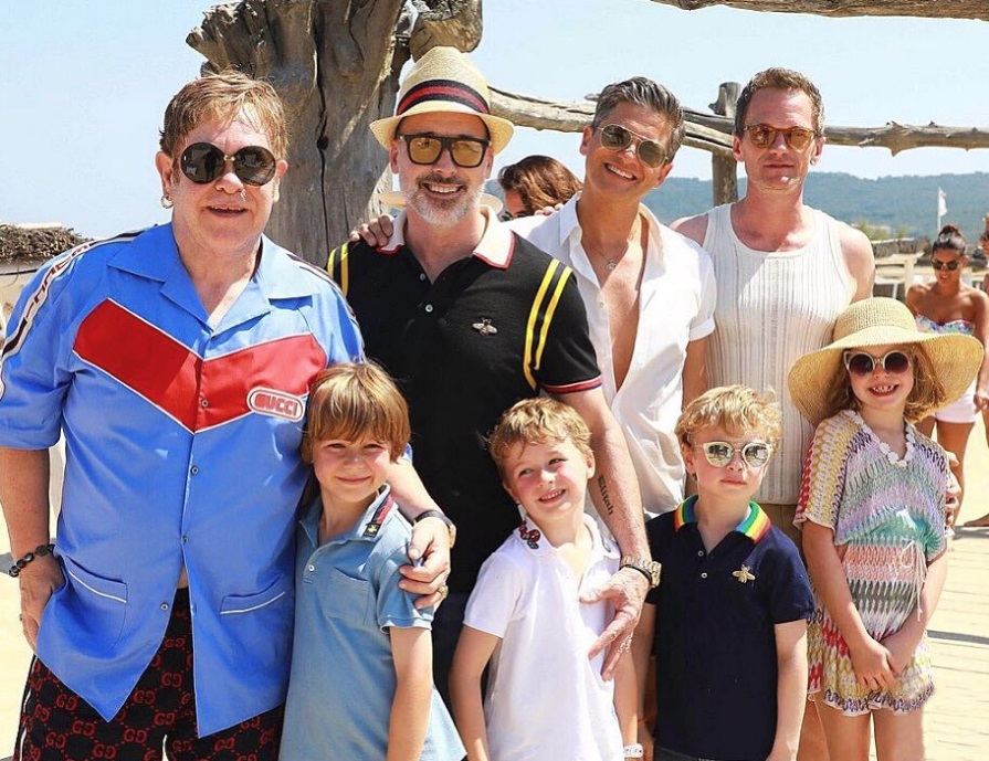 Elton John e Neil Patrick Harris al mare con mariti e figli