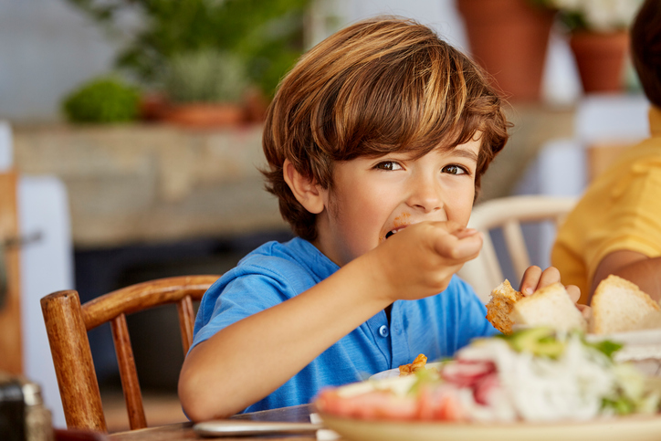 bambino mangia