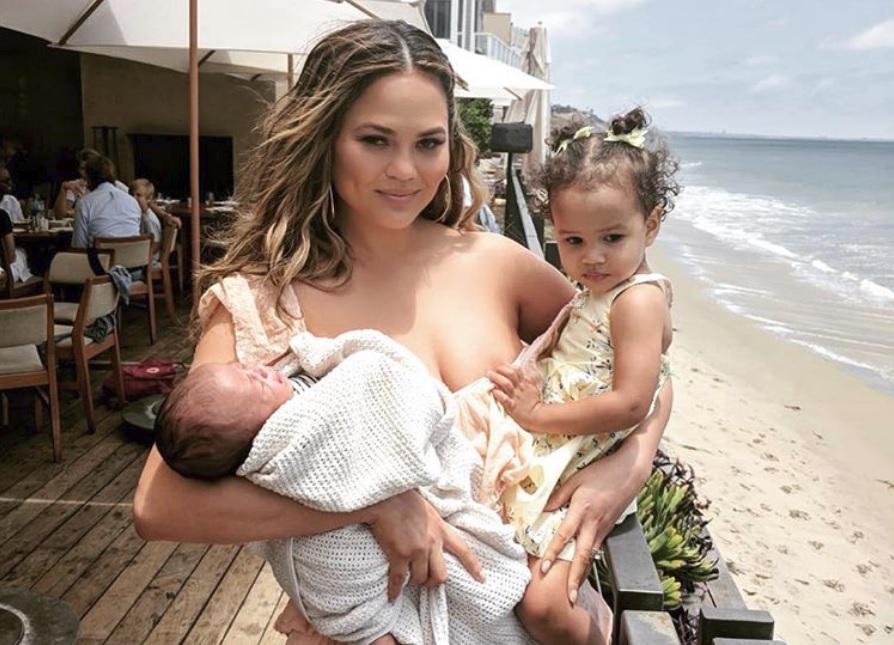 Chrissy Teigen smagliature post gravidanza