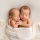 bambini neonati gemelli