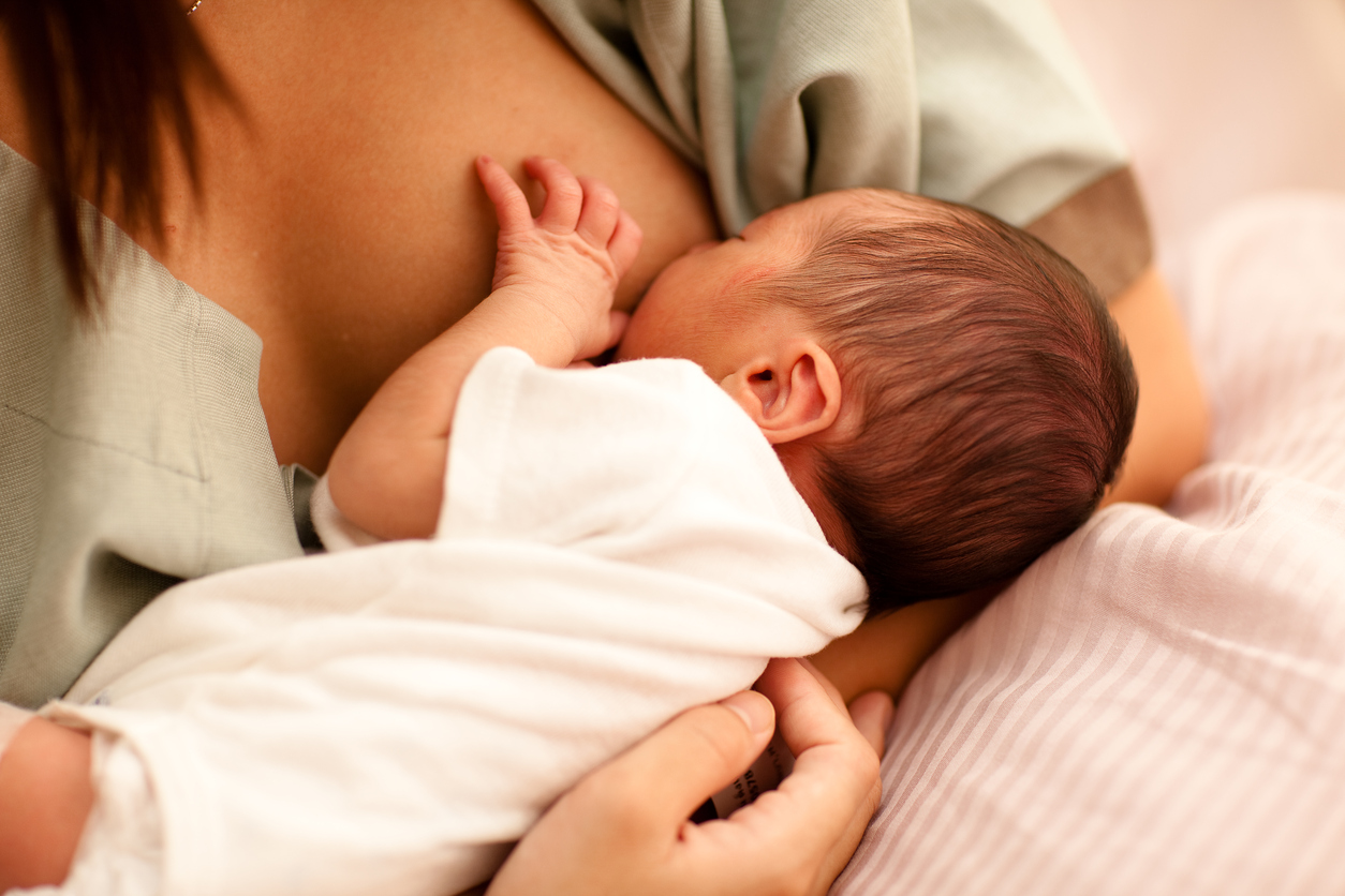 coccole tra le braccia della mamma sono un antidolorifico naturale