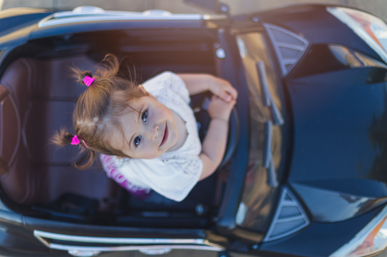 bambini in sala operatoria con le automobiline