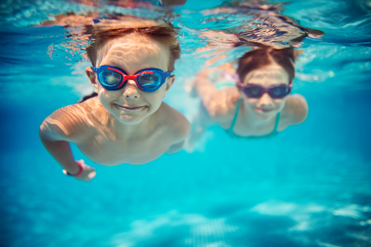 bambine in piscina