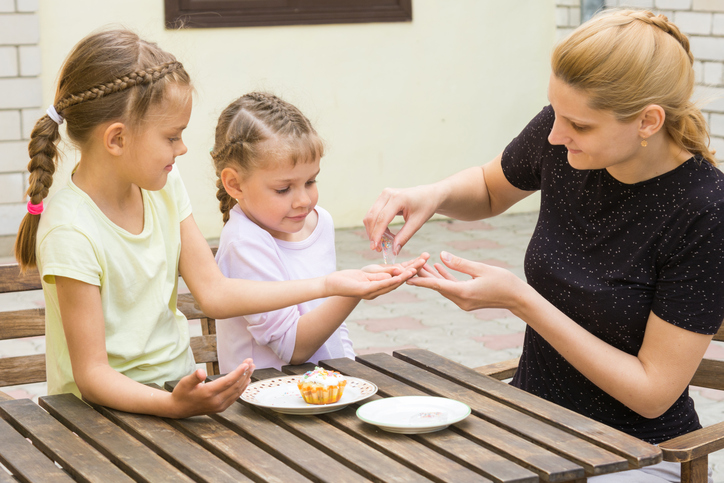 In cucina spazio a entrambe, con piatti, bicchieri e posate a loro portata così da poter aiutare mamma quando è ora di pranzo...