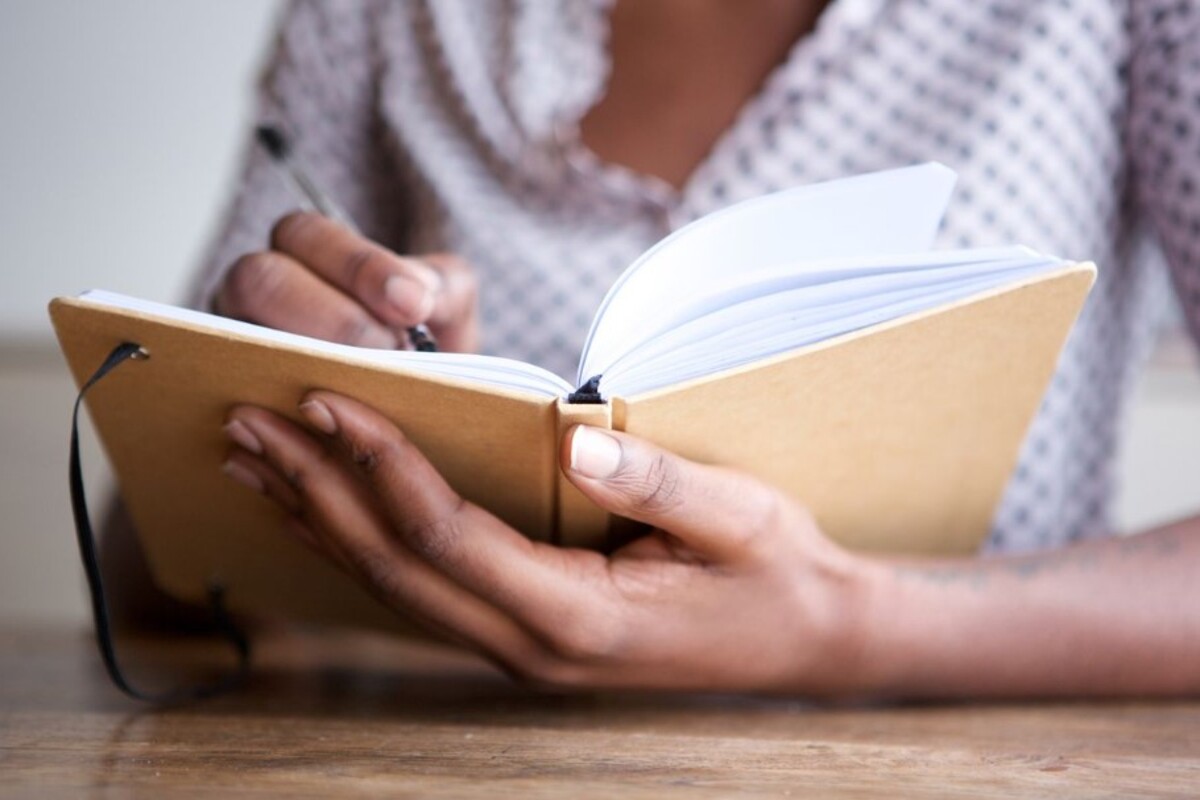 mani libro scrivere ragazza penna quaderno