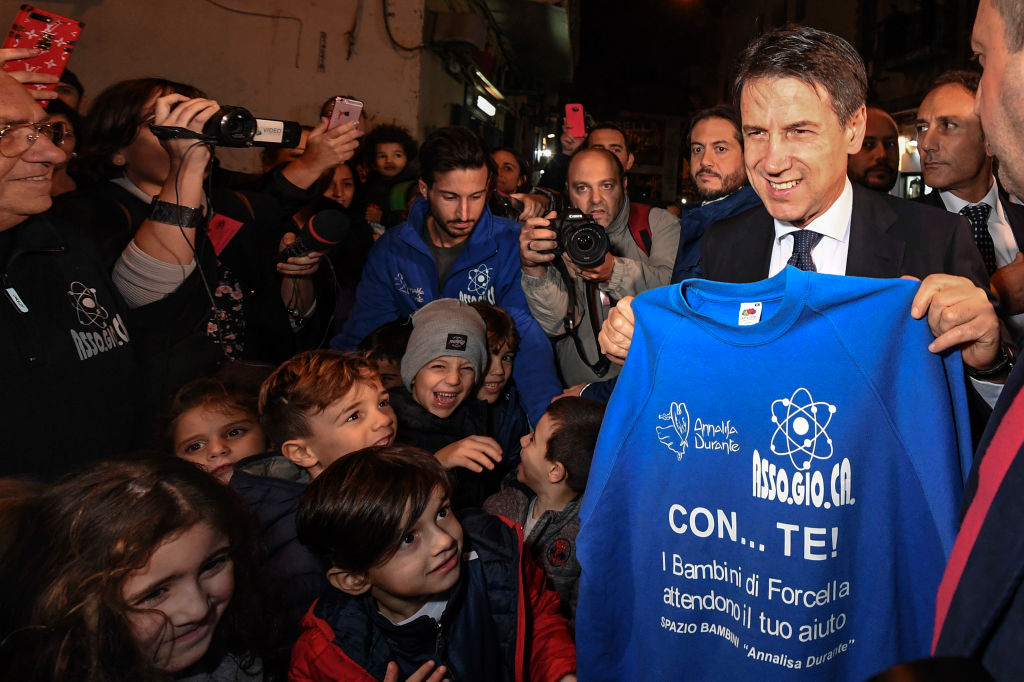 Giuseppe Conte con bambini