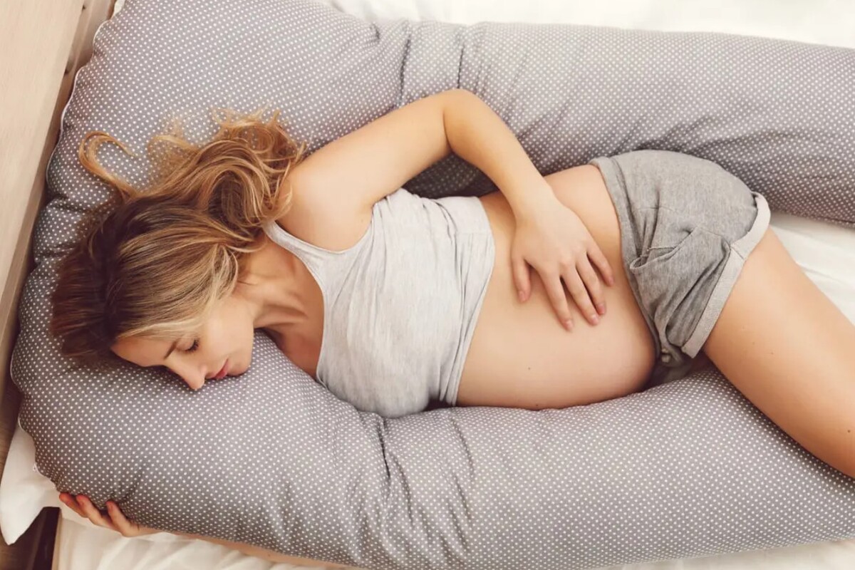 donna gravidanza cuscino dormire letto