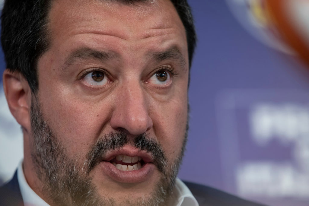 Matteo Salvini e i bambini confezionati dall'Africa