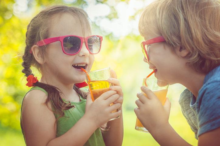 Bambini e bevande in estate, le raccomandazioni della SIPPS per i genitori