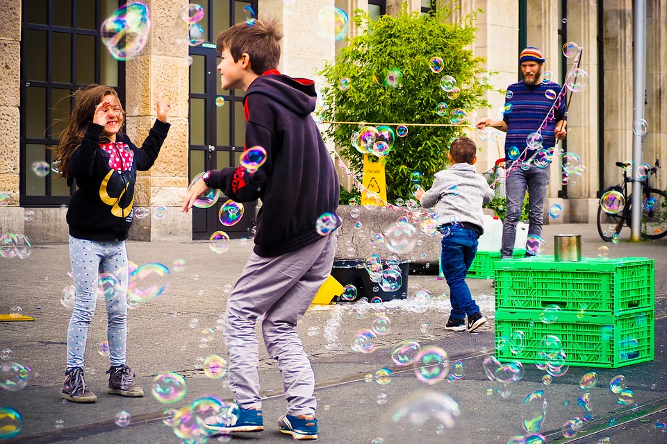 bimbi giocano per strada