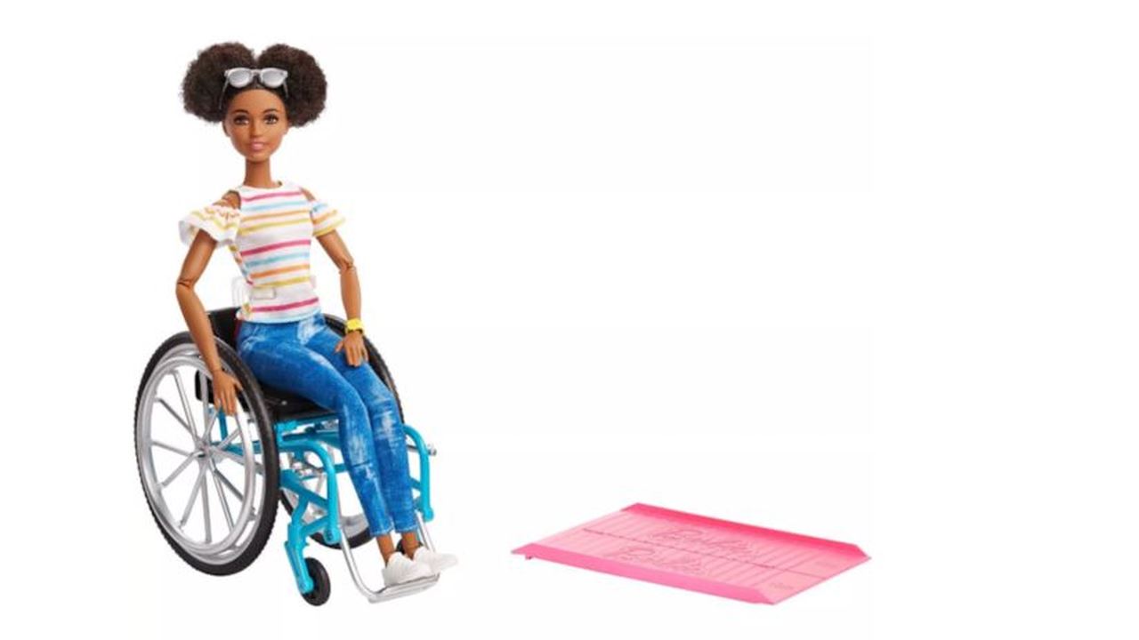 Barbie nera in sedia a rotelle