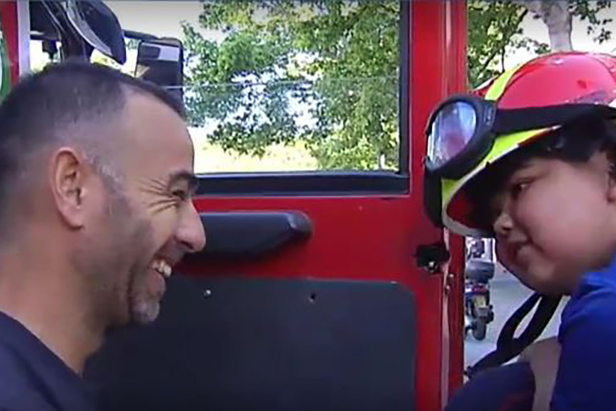 Pompieri spagnoli pagano il funerale di un bambino di 7 anni malato di cancro