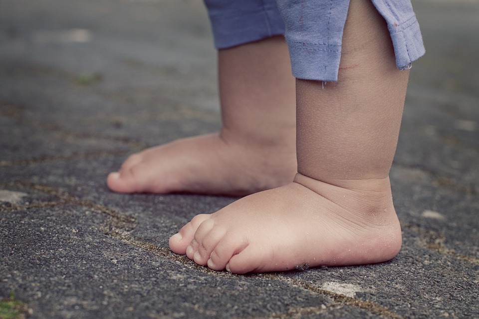 Bambini a piedi scalzi