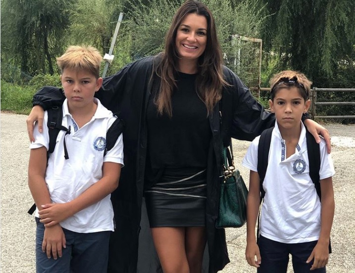 Alena Seredova non stira le divise dei figli