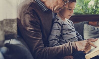 nonno nipote leggere bambino anziano