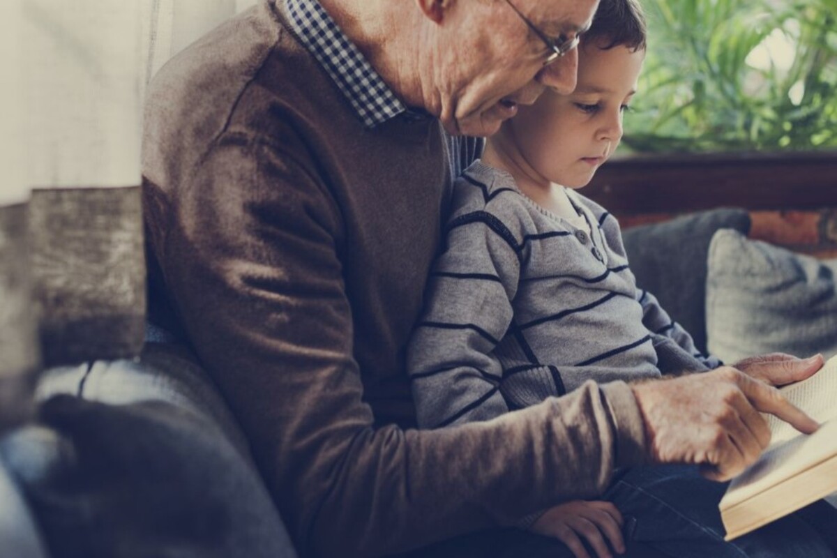 nonno nipote leggere bambino anziano