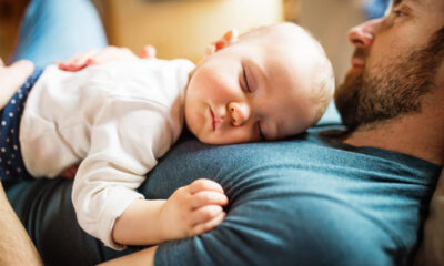 Bambina che dorme papà