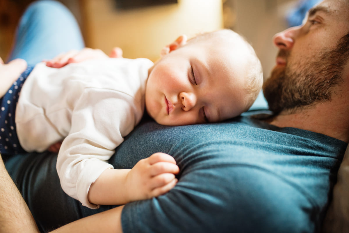 Bambina che dorme papà