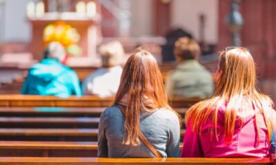 persone pregano in chiesa