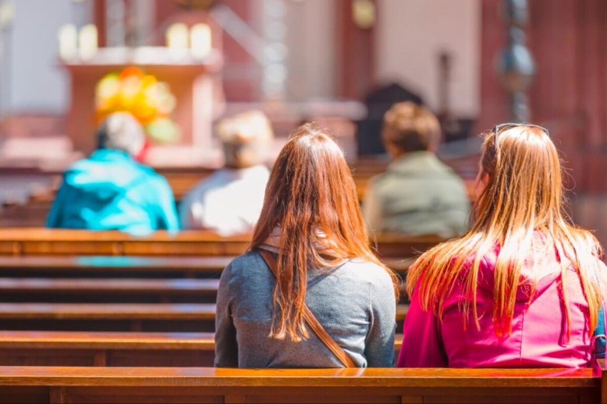 persone pregano in chiesa