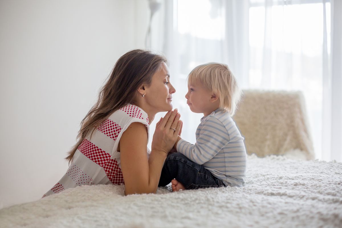 mamma figlio tengono le mani