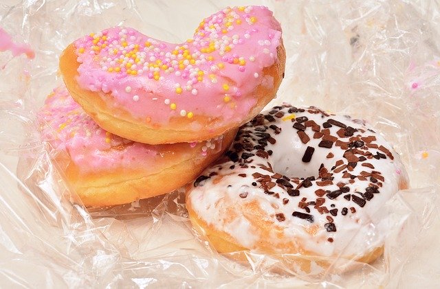 La ricetta delle ciambelle fritte da fare a Carnevale con i bambini