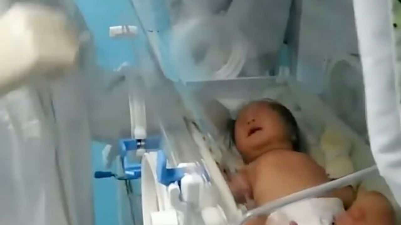 neonata di 17 giorni guarita senza farmaci in Cina