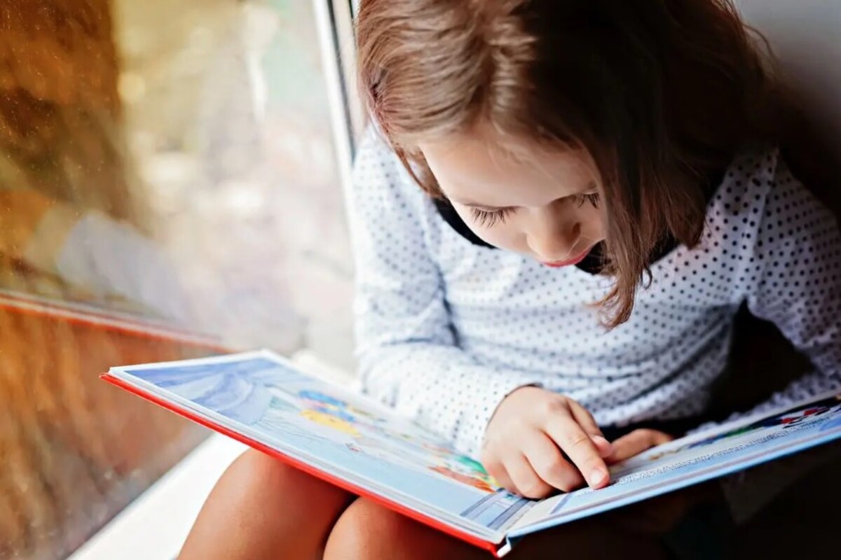 piccolo lettore bambino legge
